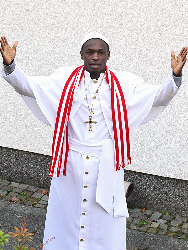 Anthony Ujah vom 1.FC Köln als Papst (Karnevalskostüm)