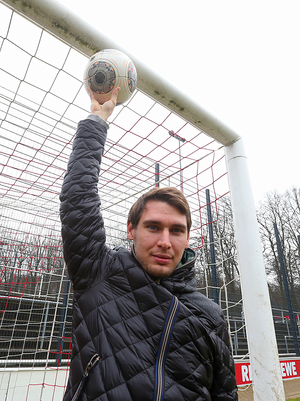 Patrick Helmes vom 1.FC Köln hält einen Ball mit der Hand an die Latte