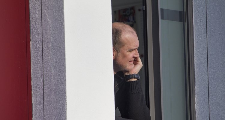 Jörg Schmadtke schaut nachdenklich aus seinem Büro im Geißbockheim