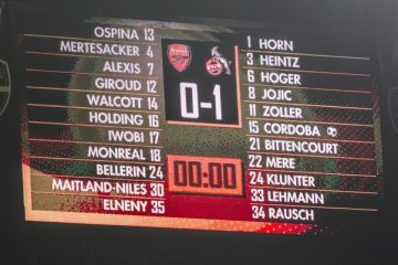 Anzeigetafel beim Spiel des 1. FC Köln gegen Arsenal in London