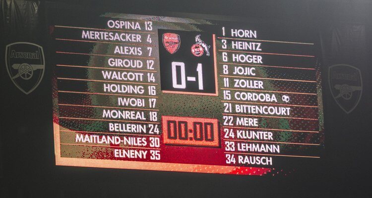Anzeigetafel beim Spiel des 1. FC Köln gegen Arsenal in London